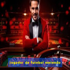 jogador de futebol metendo